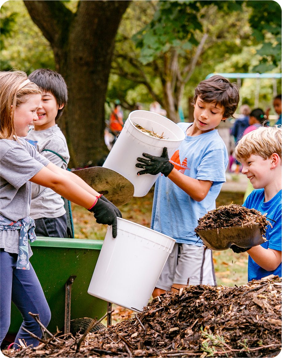 uczniowie zbierający liście do wiader